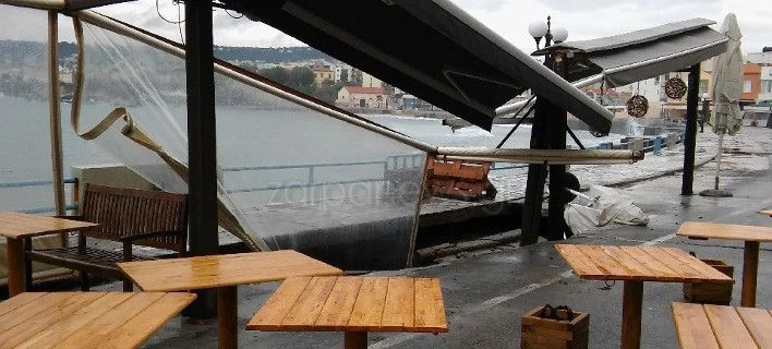 Κρήτη: Ανοιξε τρύπα στο Κουμ Καπί και «κατάπιε» καφετέρια (εικόνες)